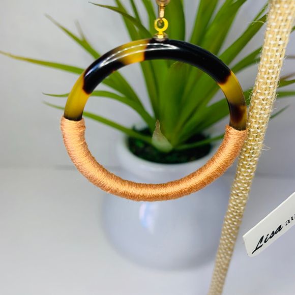 LISA AUGUST Vegan Tortoise Coral Hoop Earrings - Picture 2 of 4